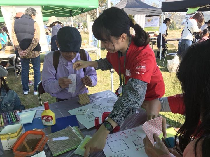 この前の11月3日(金)は木津川市の恭仁京跡にて開催されたお茶の京都博「へうげもの茶宴inみかのはら」というイベントにお茶っ葉を使ったしおり作りのブースを出展しました！