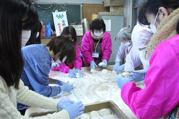 1月6日は元安寧小学校で行われた餅つき大会に参加させていただきました。